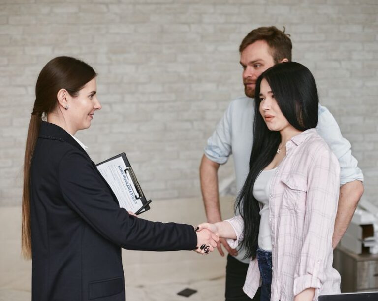 How to Become an Insurance Agent From Scratch (2025 Guide for Beginners)